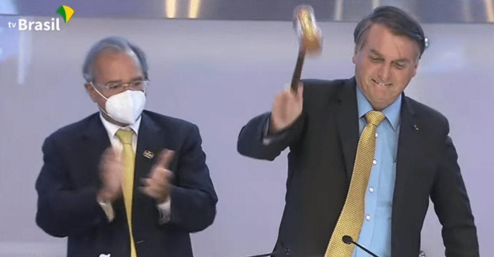 Vídeo: Bolsonaro é prestigiado e chamado de ‘mito’ por apoiadores em São Paulo após ‘bater martelo’ de leilão bilionário