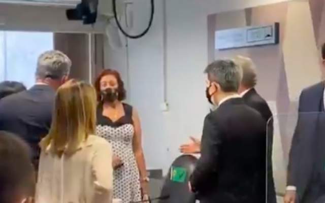 Zambelli “invade” CPI e acusa Azis e Renan Calheiros de ameaçarem depoente para falar mal do Governo Bolsonaro