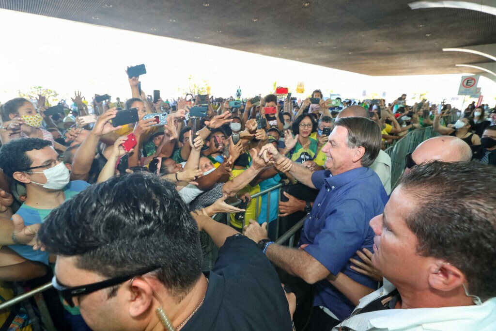 Vídeo: Bolsonaro é recebido com festa em aeroporto de Tocantins