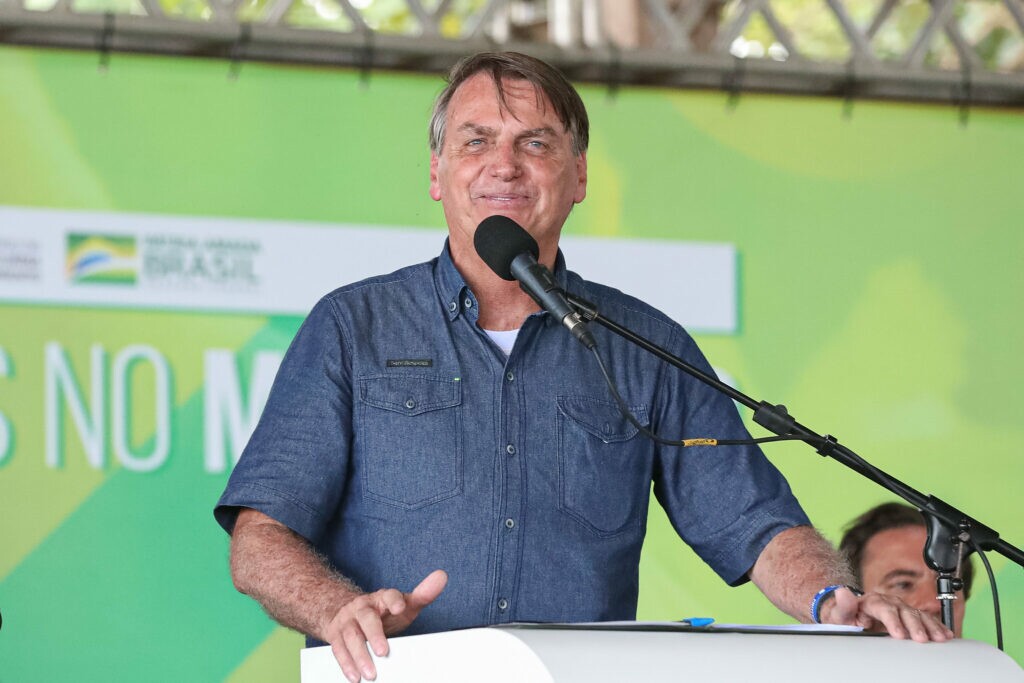 Maranhão multa Bolsonaro por gerar aglomeração e não usar máscara