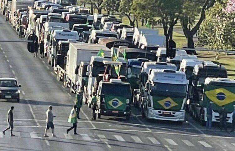 Bolsonaro sobrevoa protesto e apoiadores gritam: ‘Eu autorizo!’