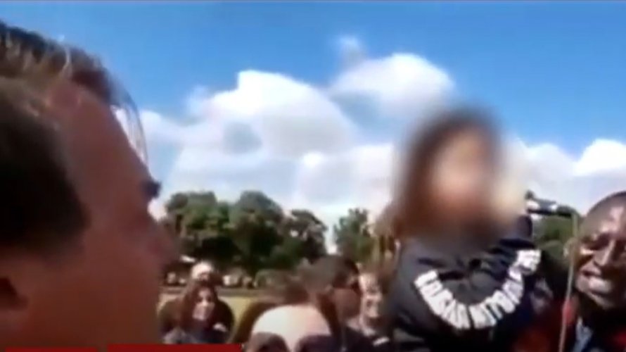 Ao lado de Bolsonaro, garotinha pega o microfone e afirma: “Eu quero ver o Felipe Neto na prisão”