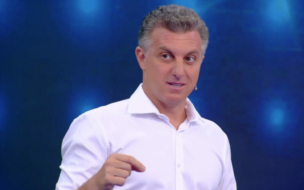 Luciano Huck usa foto de 2018 para protestar contra Bolsonaro