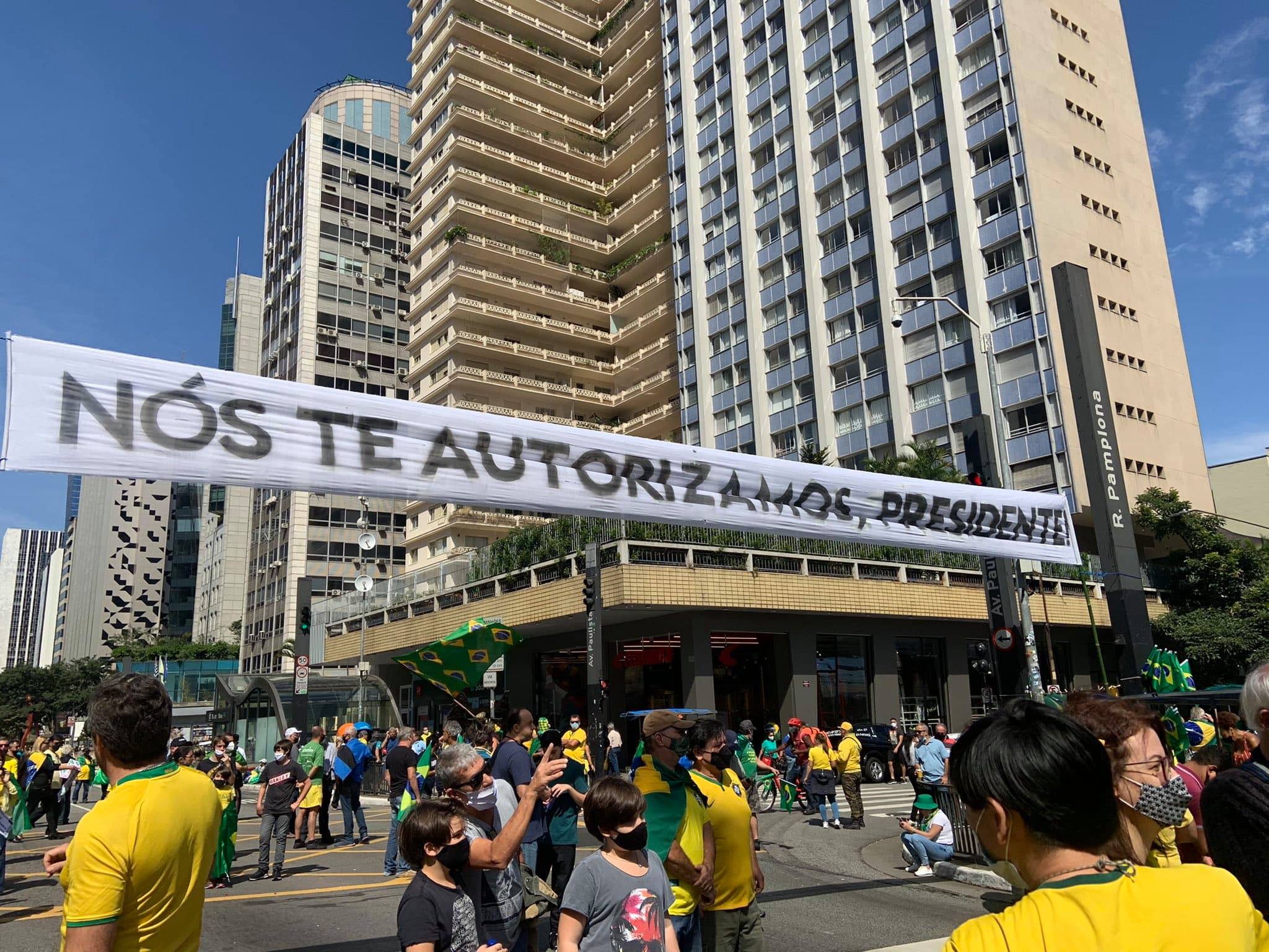 Em dia de manifestação, internautas fazem campanha viralizar: “#EuAutorizoPresidente”