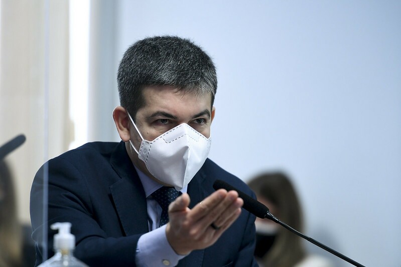 Randolfe diz que suspensão de compra da Covaxin é “confissão”