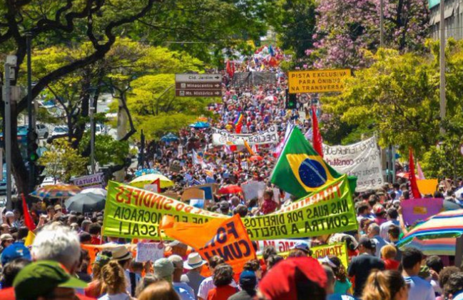 Petista posta foto de 2016 como se fosse de ato contra Bolsonaro