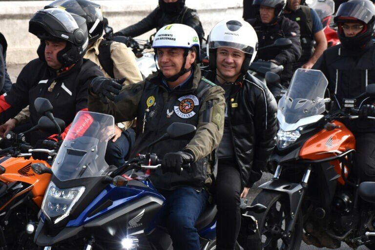 Irritado com motociata, Doria multa Bolsonaro por não usar máscara