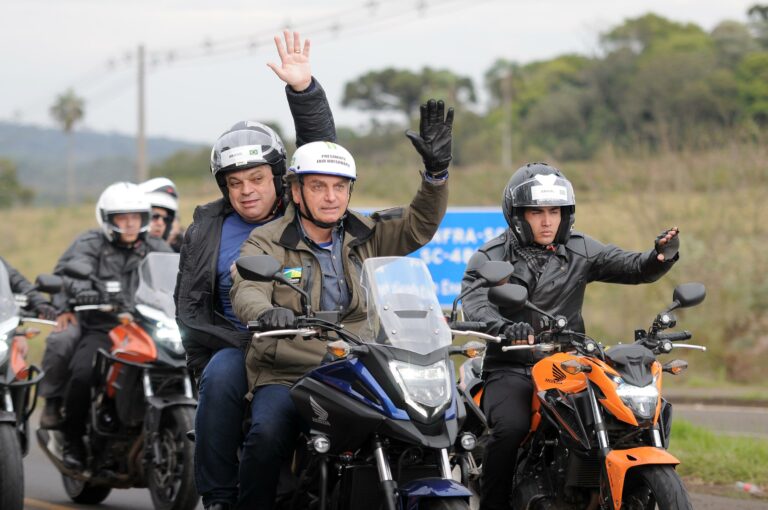 Jair Bolsonaro reúne multidão em motociata em Chapecó