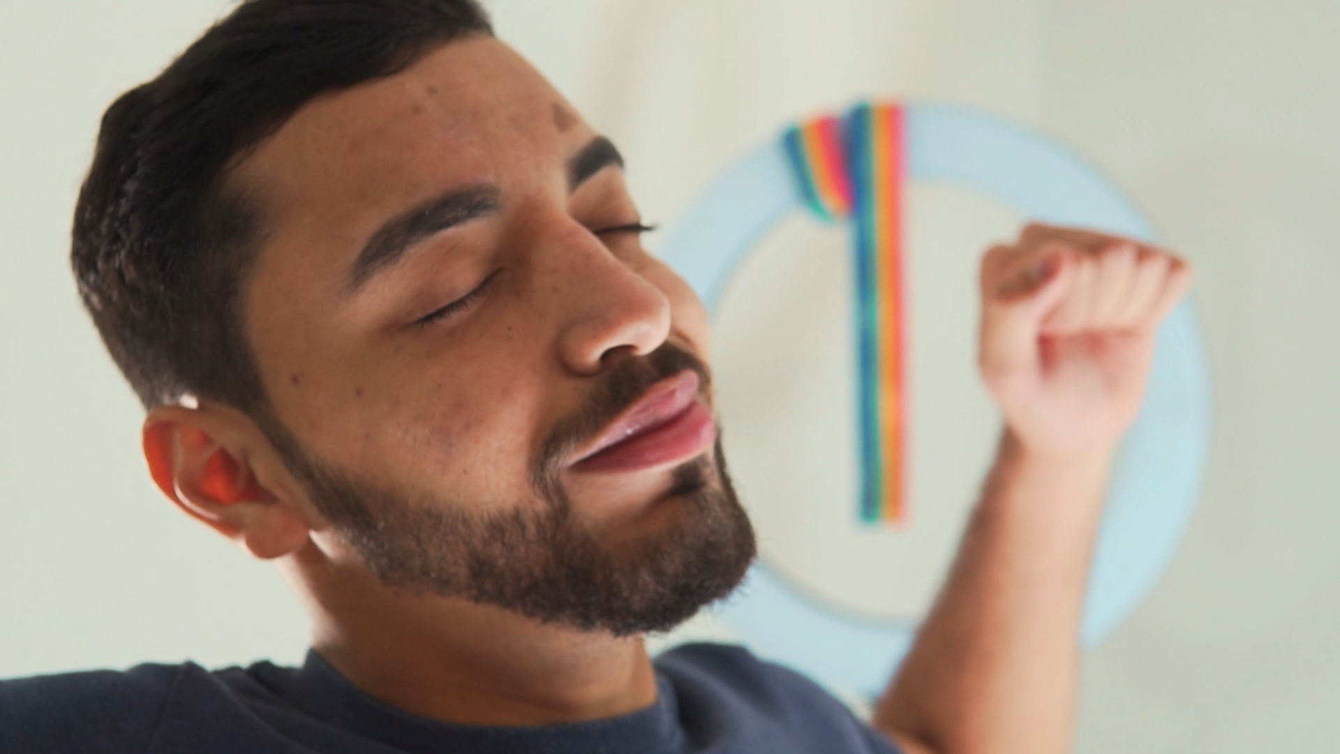 Jovem mineiro cria grife e doa parte dos lucros à causa LGBT