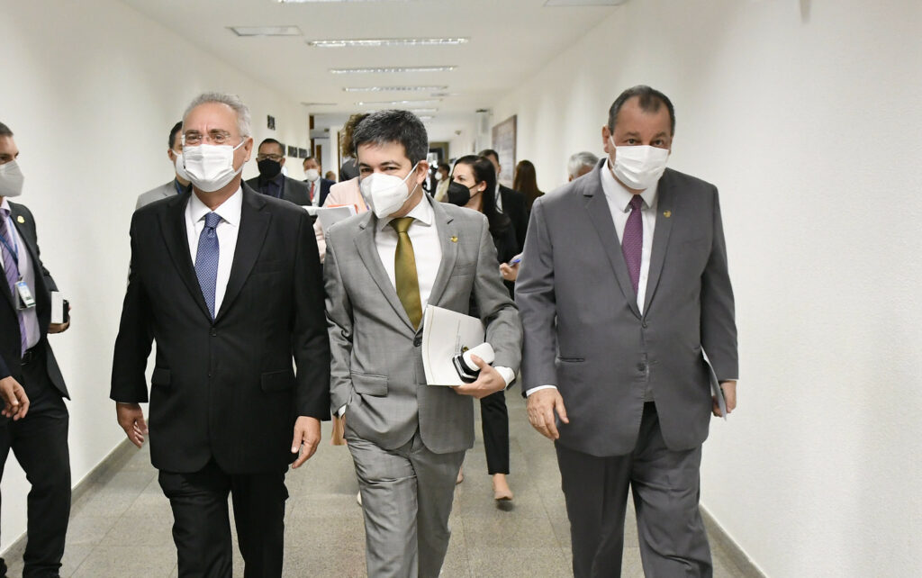 Bolsonaro diz que Renan, Omar e Randolfe são os “três patetas”