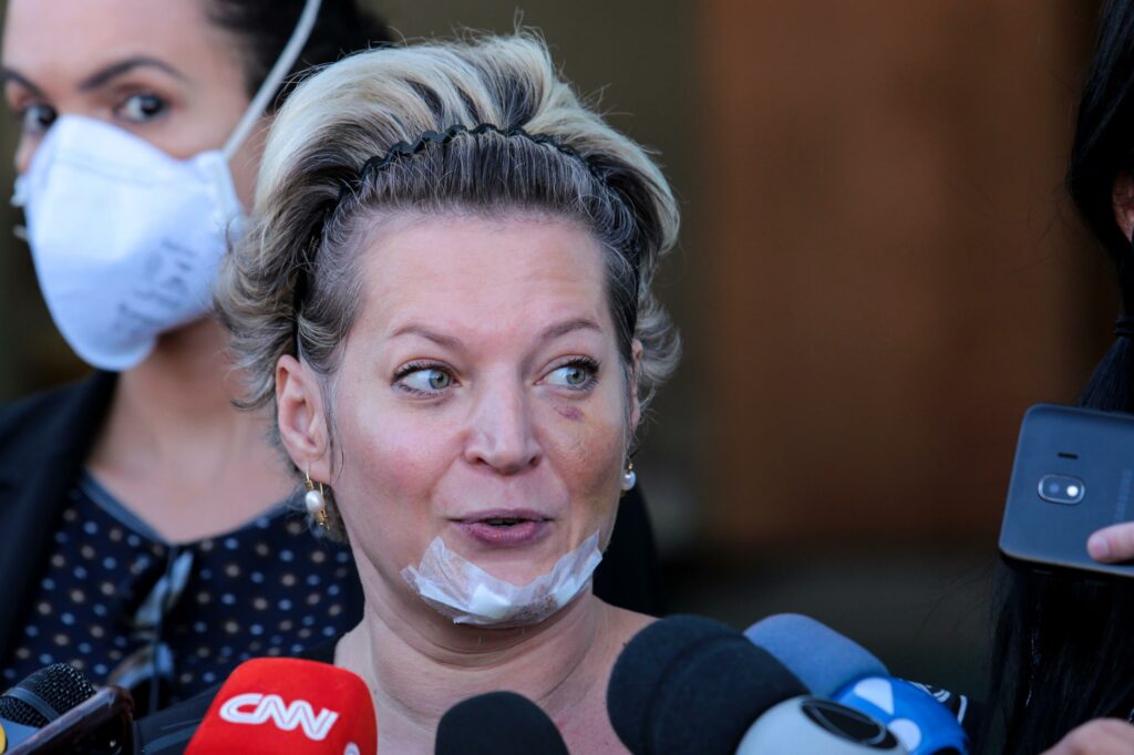 Homem entra na justiça do DF contra Joice por perseguição