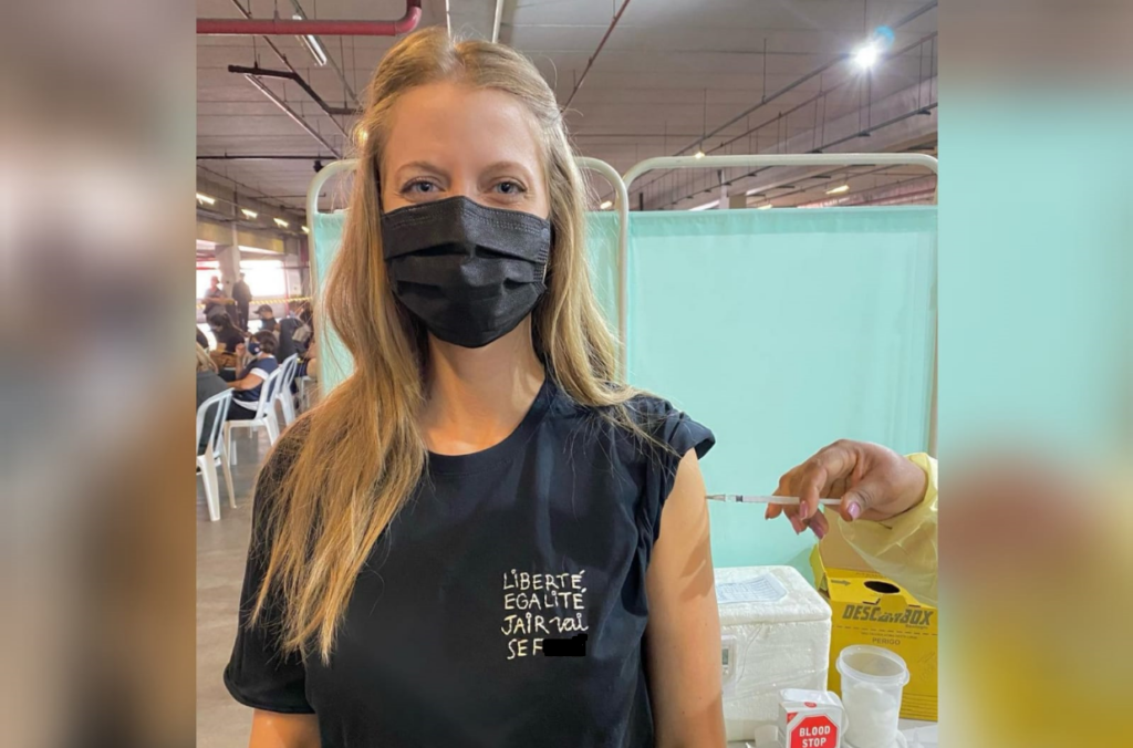 Prioli toma vacina com camisa que traz xingamento a Bolsonaro