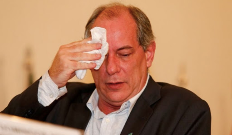 Ciro tem imóvel leiloado por R$ 520 mil para indenizar Collor