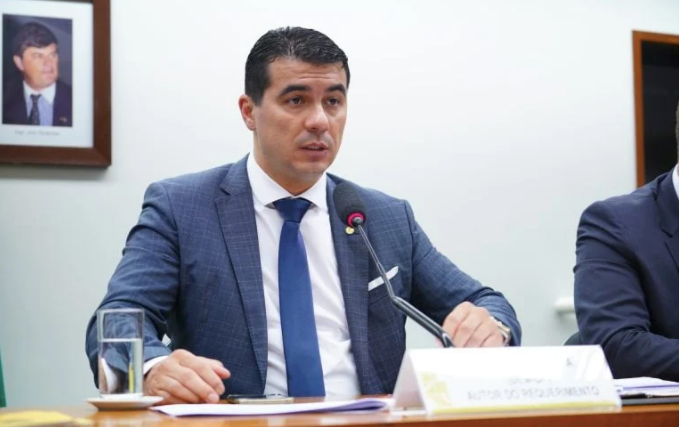 Deputado do PT diz que Miranda gravou conversa com Bolsonaro