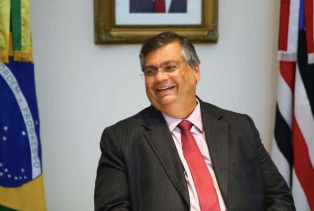 Dino deseja saúde a Bolsonaro: ‘Tem multa para pagar no MA’