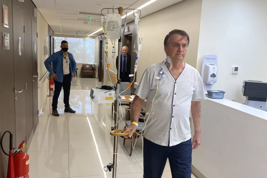 Boletim diz que Bolsonaro segue evoluindo satisfatoriamente