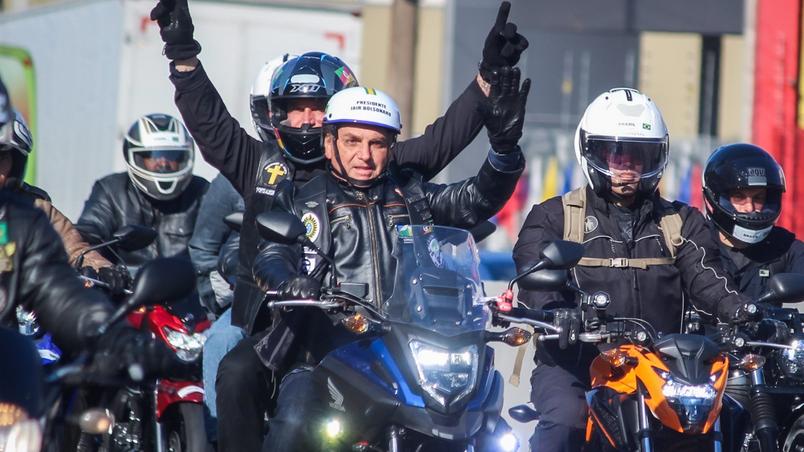 Em dia de ‘motociata’, internautas externam apoio e viralizam campanha: “#VidaLongaAoBolsonaro”