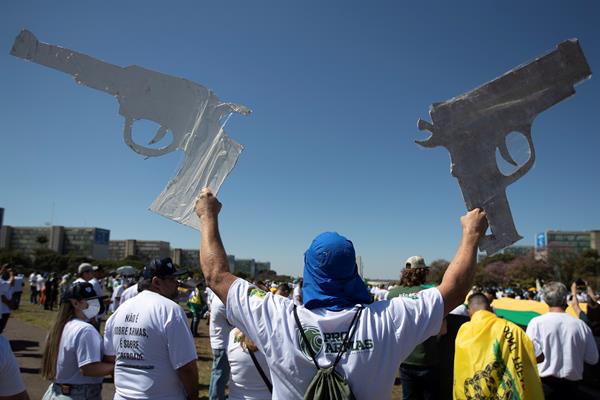 Grupo protesta em Brasília pelo armamento dos cidadãos