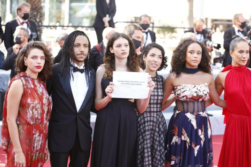 Atriz da Globo protesta em Cannes contra a pandemia no Brasil