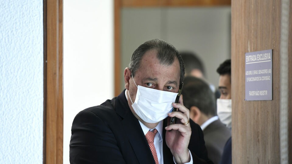 Carlos Bolsonaro vai à justiça e apresenta notícia-crime contra Renan Calheiros e Omar Aziz