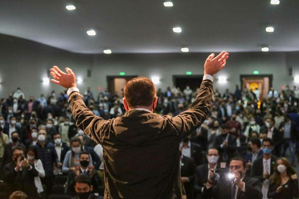 Doria promove aglomeração com prefeitos e depois se desculpa