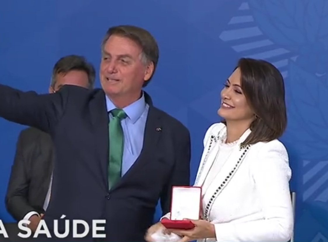 Bolsonaro explica que medalha a Michelle foi por ação com surdos