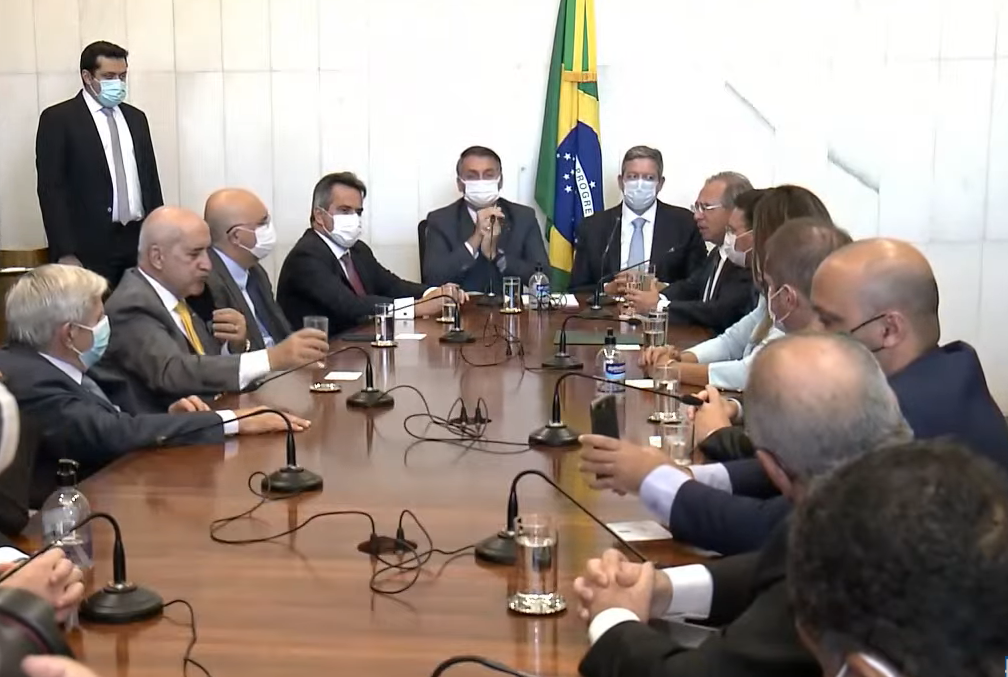 Bolsonaro entrega pessoalmente novo Bolsa Família à Câmara