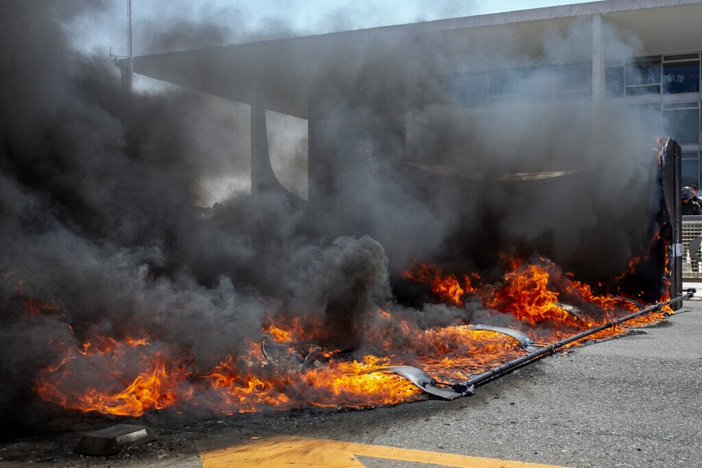 Manifestantes ateiam fogo em caixão na frente da Presidência