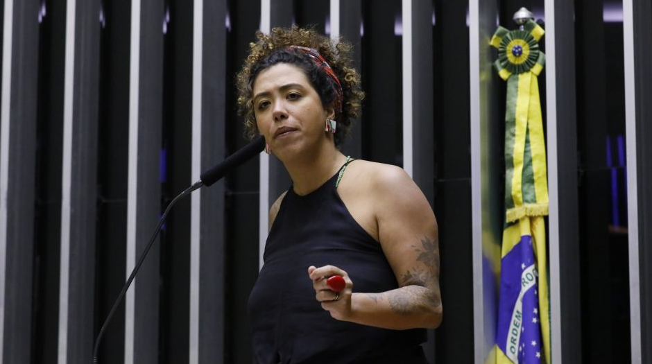 Deputada do PSOL celebra ato de vandalismo em estátua no Rio