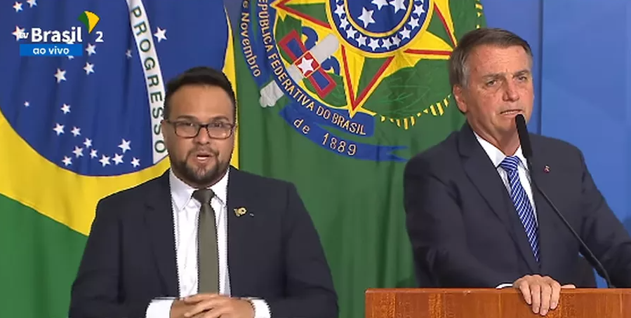 Bolsonaro revela Auxílio Brasil 50% maior que Bolsa Família