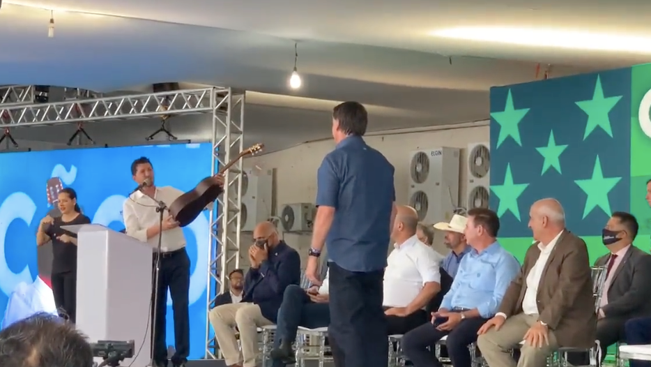 Bolsonaro ganha viola autografada por Amado Batista, Gusttavo Lima e Leonardo