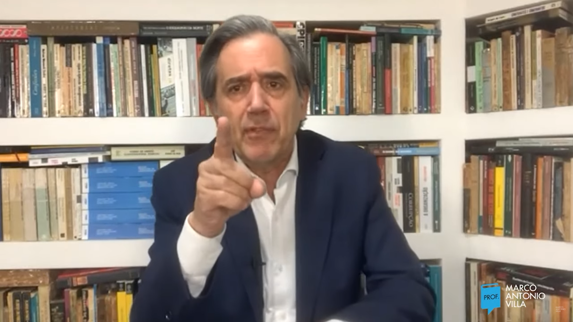 Villa compara bolsonaristas a nazistas e sugere uso de suástica