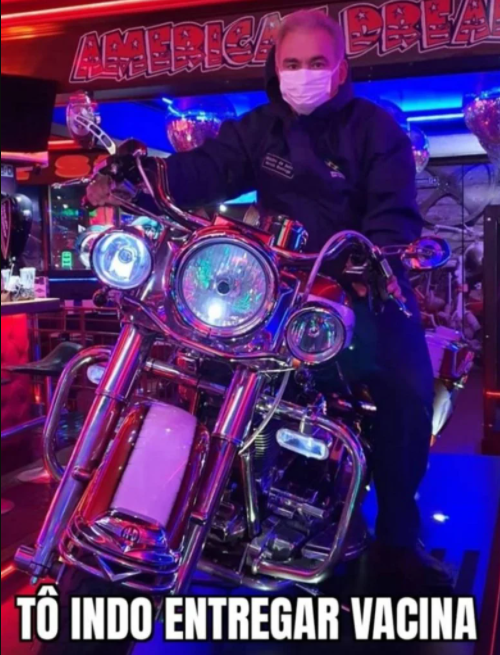 Queiroga posa em cima de moto: “Tô indo entregar vacina”