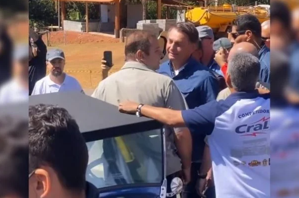Bolsonaro e Michelle participam de evento de carros antigos