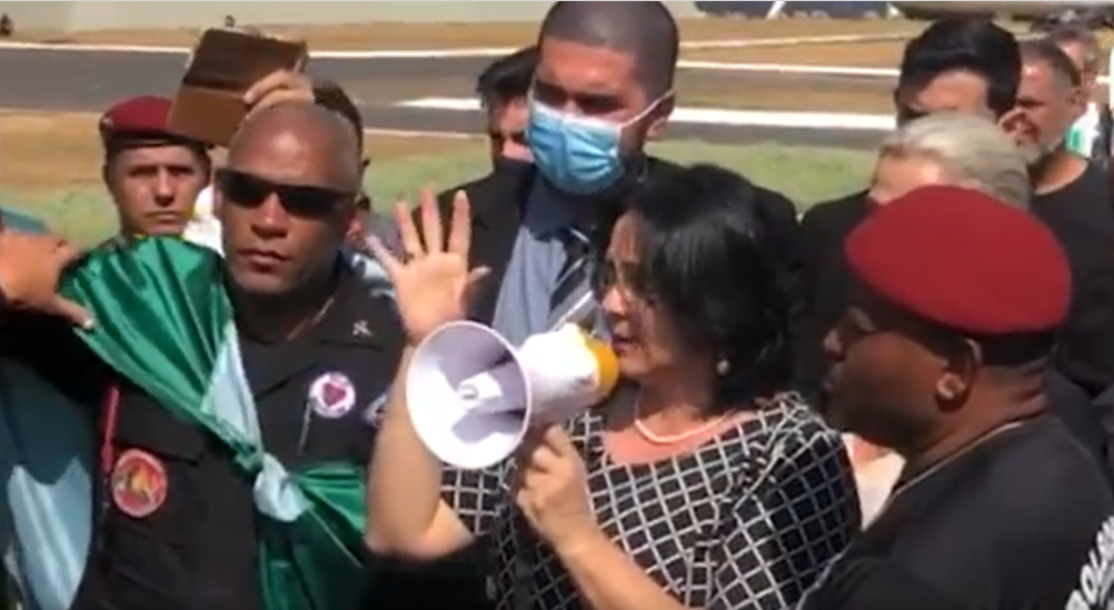 Na Esplanada, Damares pede calma e ora com manifestantes