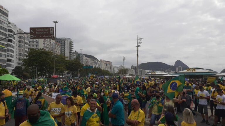 Povo lota orla de Copacabana em forte apoio a Bolsonaro. Fotos!