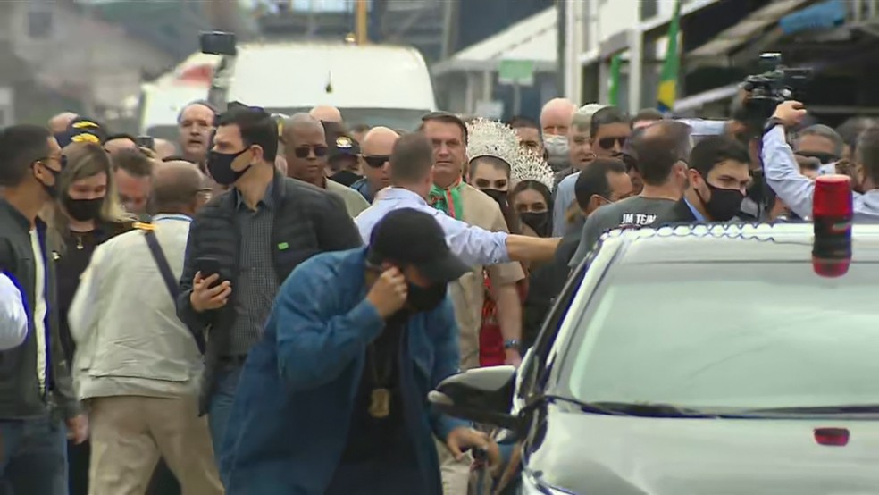 Presidente Bolsonaro visita o RS e é condecorado com medalha